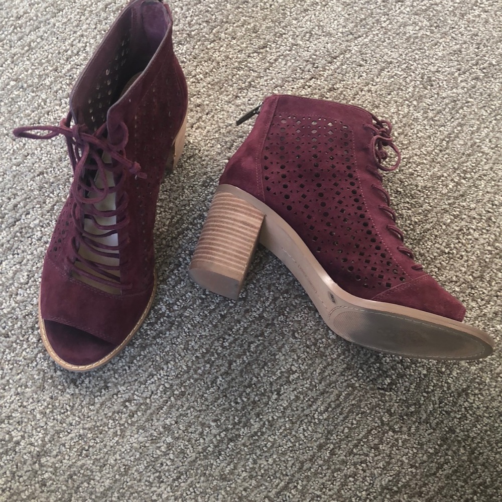 Vince camuto Maroon laced up open toed booties